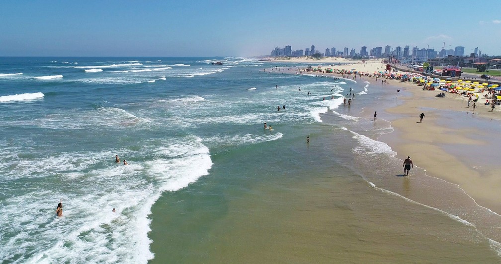 Banhistas aproveitam praia em Imb&eacute;, no Litoral Norte do RS &mdash; Foto: Maur&iacute;cio Marques/Prefeitura de Imb&eacute;