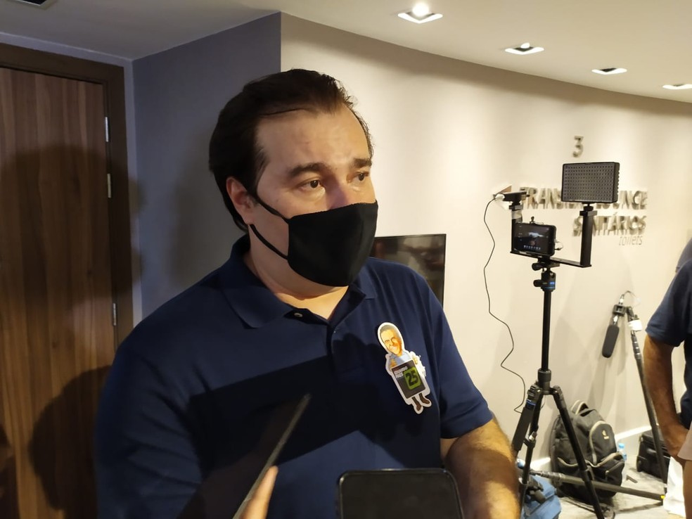 Presidente da Câmara, Rodrigo Maia, comenta vitória de Eduardo Paes — Foto: Nicolás Satriano/G1