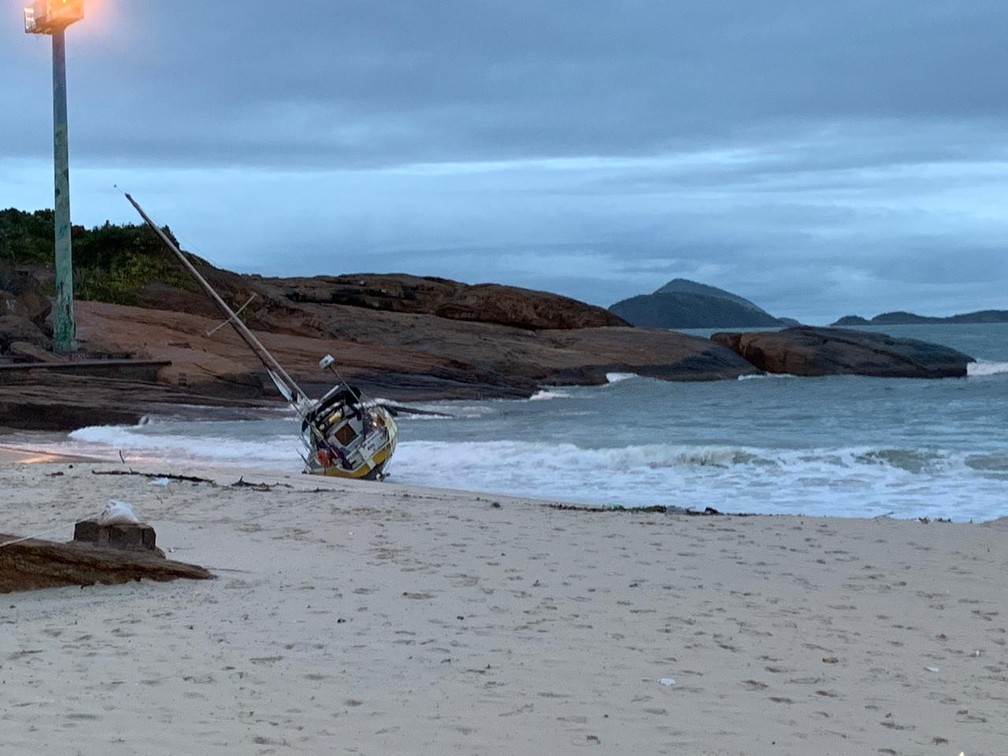 Um veleiro foi parar na areia na Praia do Arpoador com a tempestade no Rio — Foto: Fernanda Rouvenat/G1