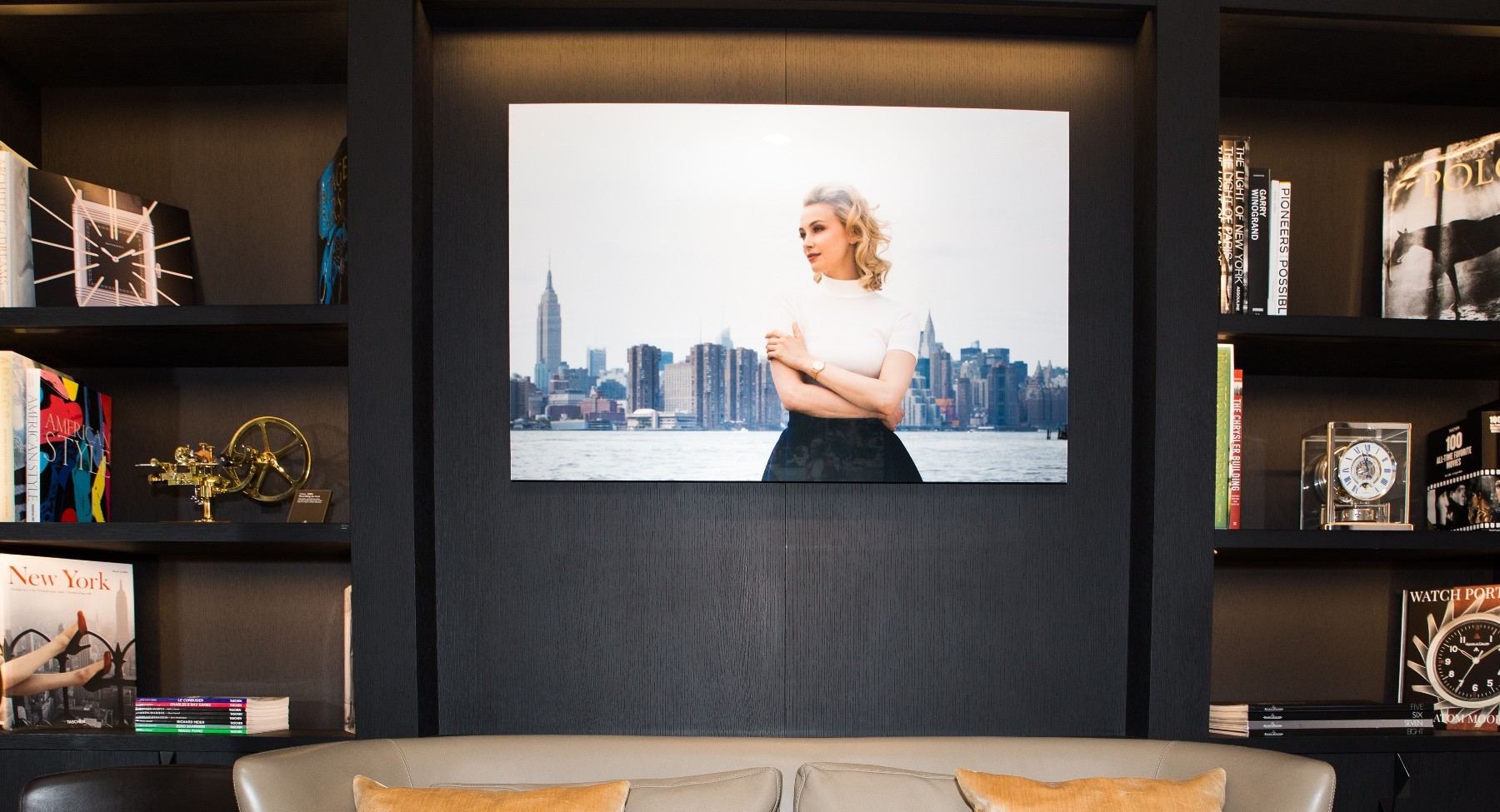 Sarah Gadon é clicada por Caitiling Cronenberg em exposição na flagship da Jaeger-LeCoultre em NY (Foto: Caitiling Cronenberg)