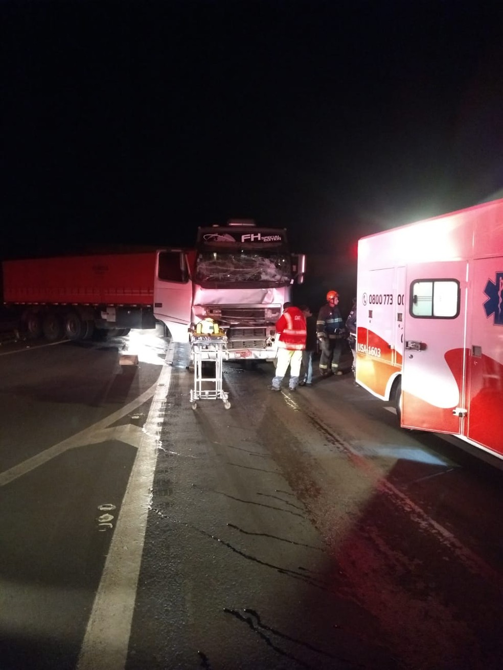 Motorista ficou preso nas ferragens e foi socorrido com ferimentos leves na rodovia Orlando Quagliato. — Foto: Corpo de Bombeiros/ Divulgação