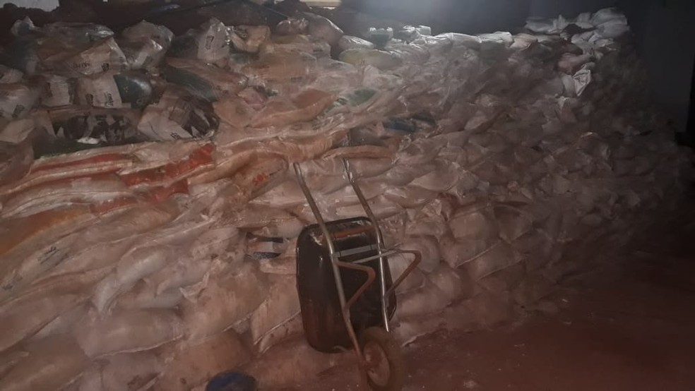 Quadrilha estoca terra em sacos durante escavação de túnel, em Campo Grande (MS). — Foto: Polícia Civil/Divulgação