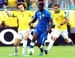 Balotelli David Luiz jogo Brasil Itália Salvador (Foto: AFP)