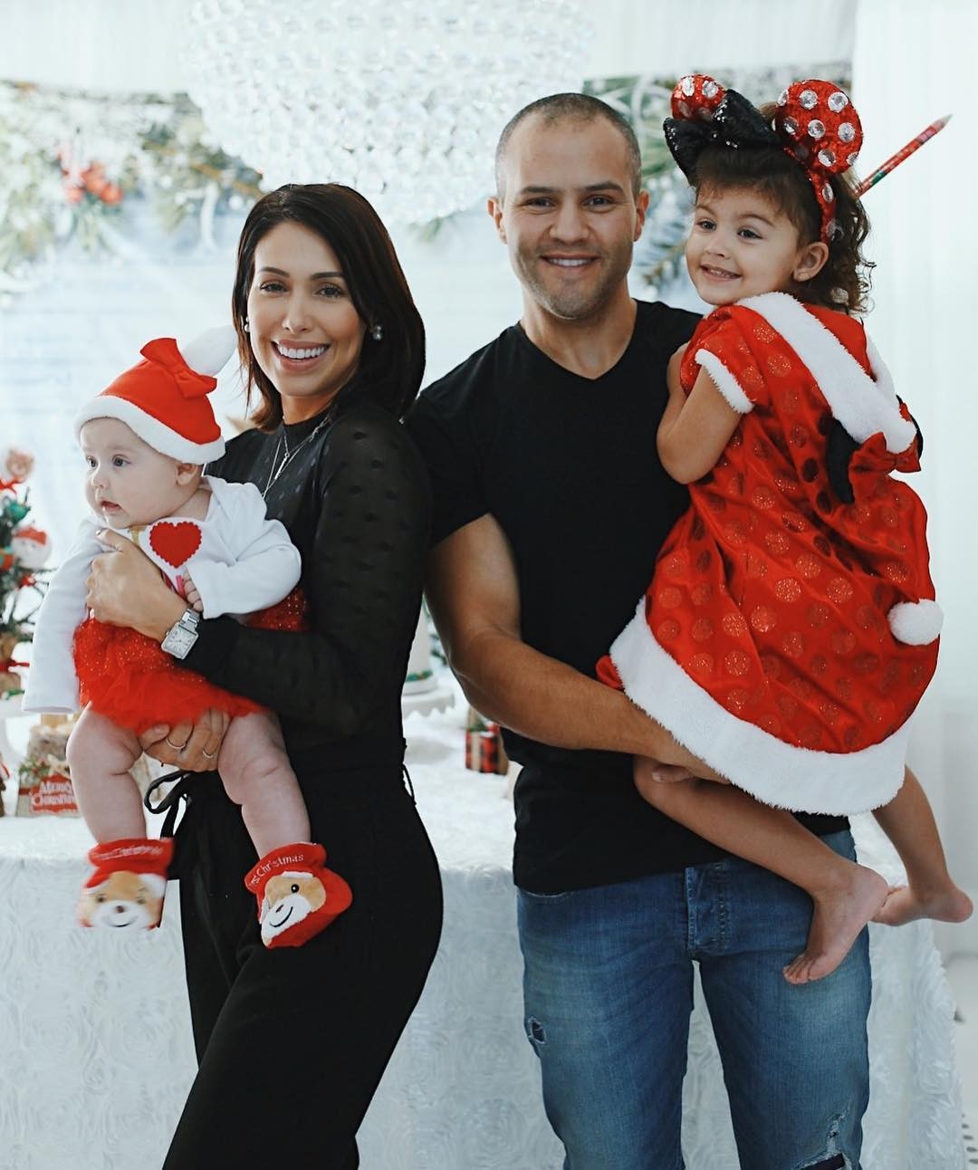 Bella Falconi posa com a família em clima natalino (Foto: reprodução/Instagram)