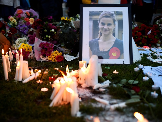 Vigília é realizada nesta sexta-feira (17) na praça do Parlamento em Londres em homenagem à parlamentar britânica Jo Cox, morta nesta quinta-feira em Birstall, na Inglaterra (Foto: REUTERS/Dylan Martinez)