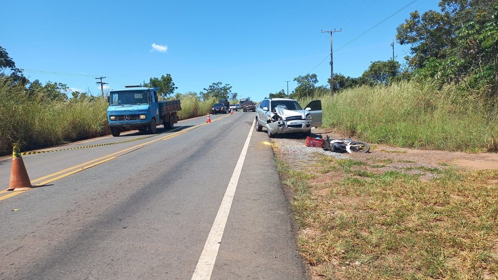Pista foi parcialmente interditada após acidente entre moto e carro — Foto: Divulgação