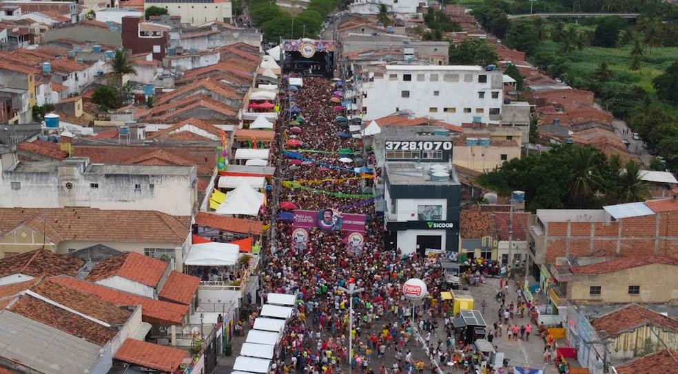 Foliões lotam o QG do Frevo neste domingo de carnaval em Bezerros, no Agreste. — Foto: Jucelino Luiz