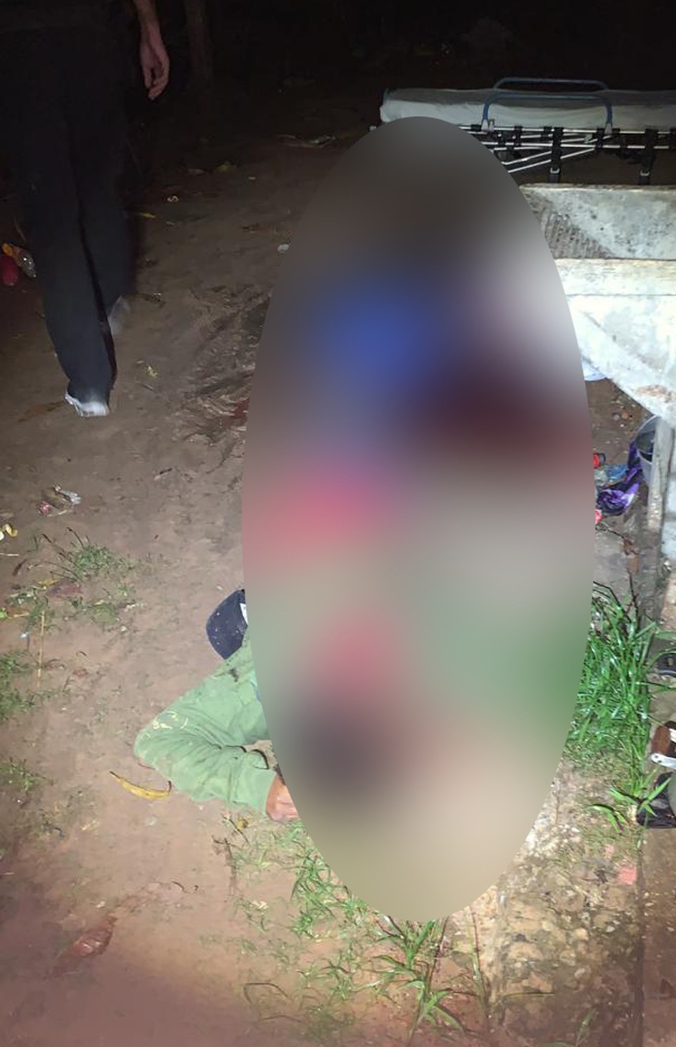 Três homens foram encontrados mortos no quintal da casa — Foto: Divulgação