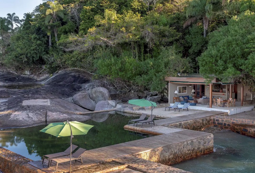 Ilha com piscina natural em Paraty — Foto: Reprodução Airbnb