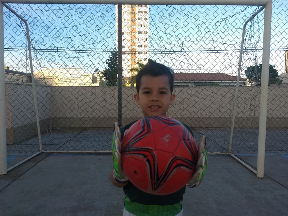 Lorenzo segura a bola: brincadeira preferida do pequeno filho de Danilo — Foto: Rodrigo Saviani