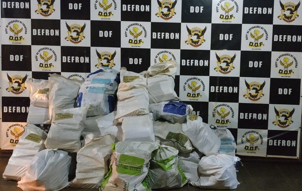 Droga encontrada em veículo que capotou em Ponta Porã (MS) — Foto: DOF/Divulgação
