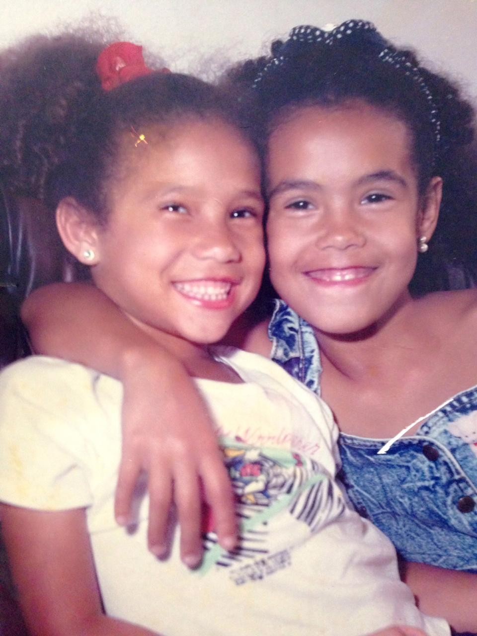 Taisa e a irmã Tatiana quando crianças (Foto: Arquivo Pessoal)