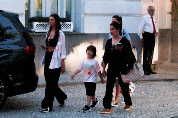 Andressa Suita levou os filhos para tomar sorvete, no Rio (Foto: J / AgNews)