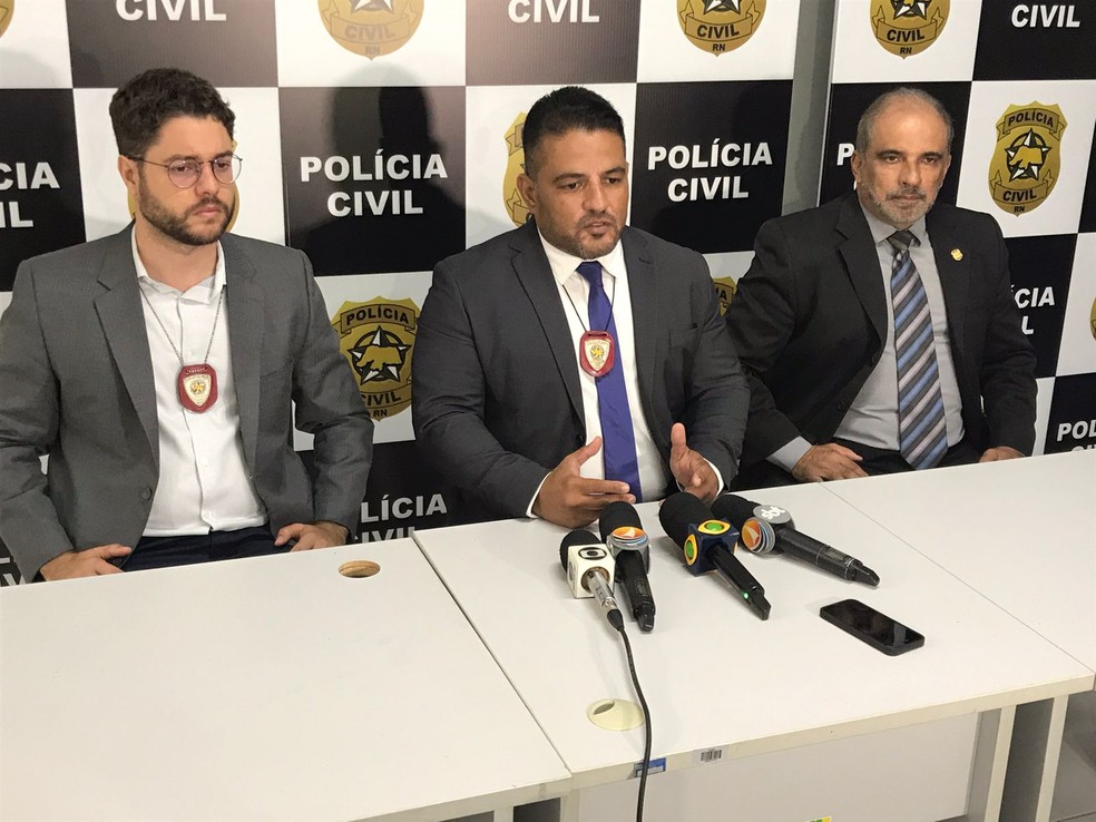 Delegado Cidórgeton Pinheiro (ao centro) falou as investigações do caso — Foto: Geraldo Jerônimo/Inter TV Cabugi