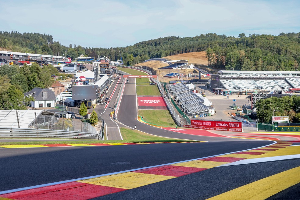 Vista da mítica Eau Rouge, que passou por reformas no Circuito de Spa-Francorchamps, palco do GP da Bélgica da F1 2022 — Foto: Peter Fox/Getty Images