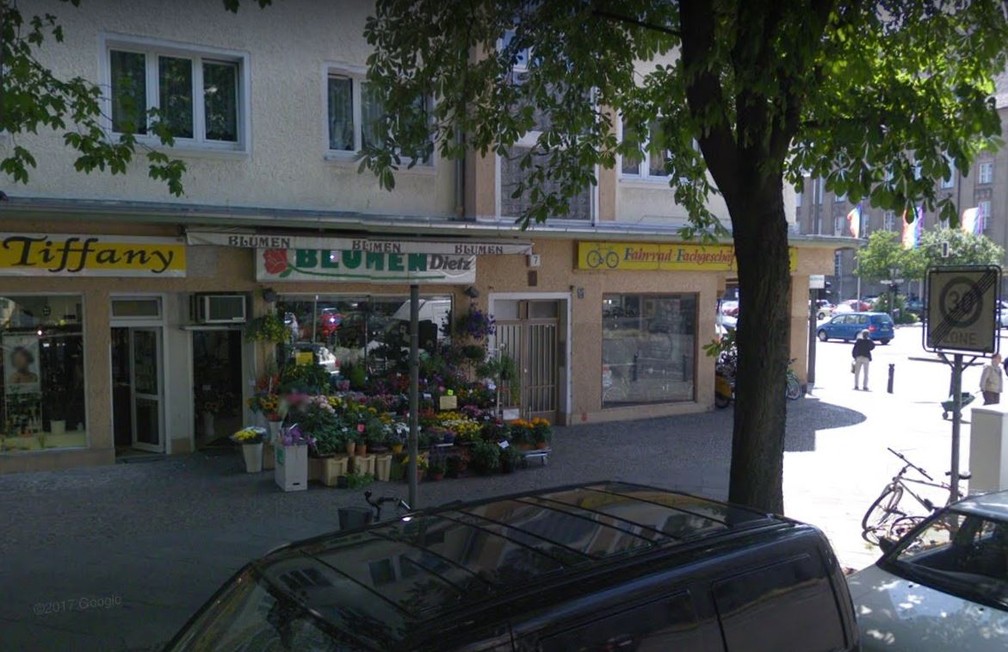 Reprodução de imagem do Google Maps, de 2008, mostra o apartamento entre a banca de flores e a loja de bicicletas, no bairro de Schöneberg. — Foto: Reprodução/Google Maps