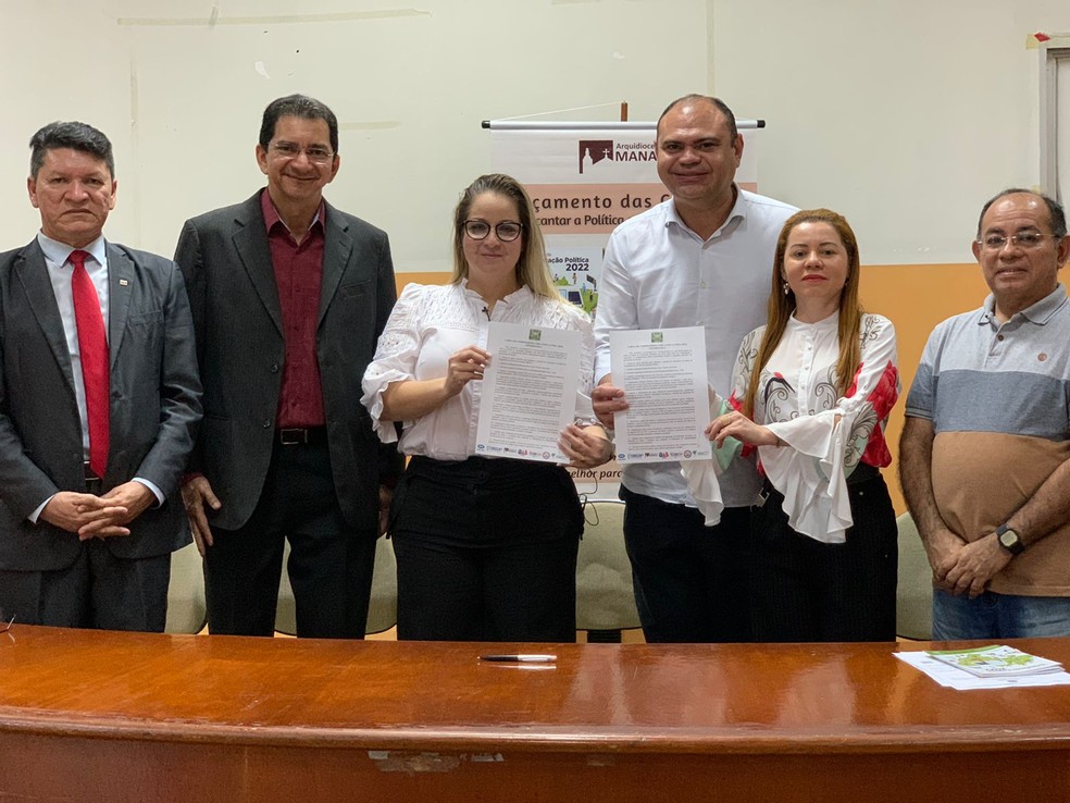 Carol Braz assinou documento em Arquidiocese de Manaus.  — Foto: Divulgação. 