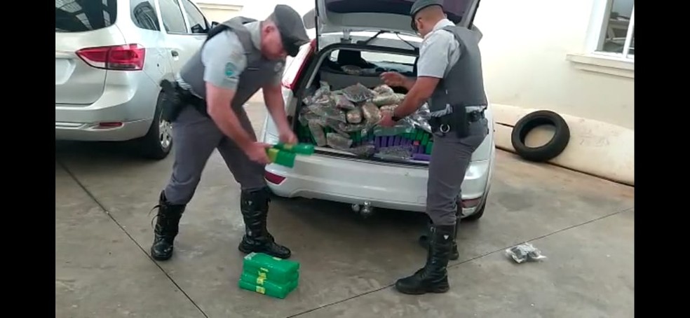 As drogas foram encontradas no porta-malas de um veículo, que era usado no transporte até São Paulo — Foto: Polícia Rodoviária