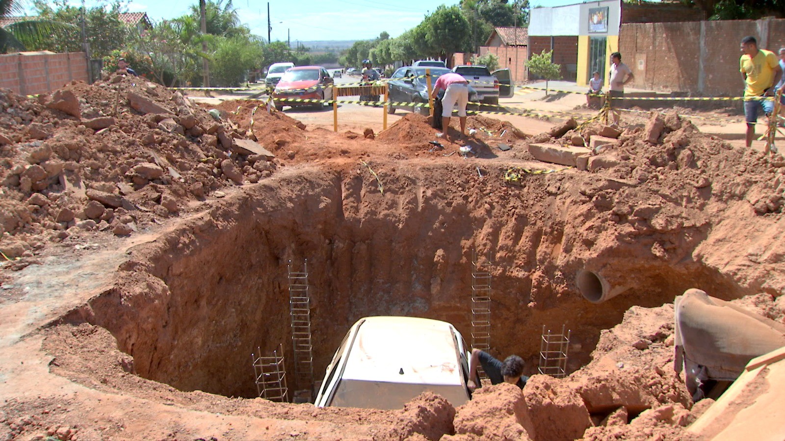 Carro cai em cratera aberta durante obra em rua de Rondonópolis (MT); veja fotos