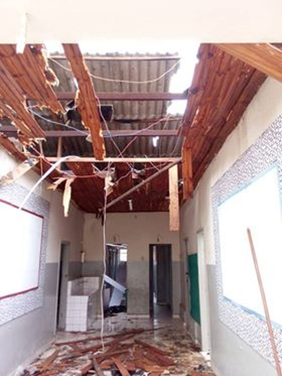 Escola foi destelhada por causa da chuva em Barbacena (Foto: Corpo de Bombeiros/Divulgação)
