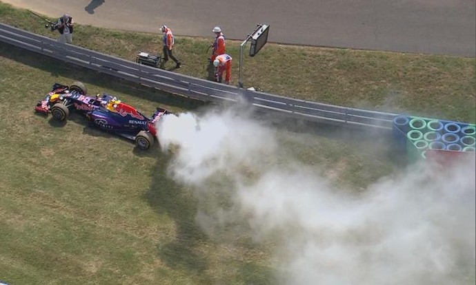 Motor da RBR de Daniel Ricciardo estoura e provoca nuvem de fumaça nos treinos livres para o GP da Hungria (Foto: Reprodução)