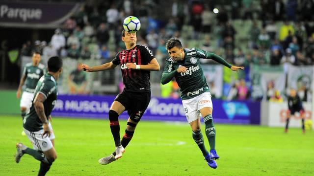 Com time misto, Athletico-PR desafia jejum como visitante contra o Palmeiras