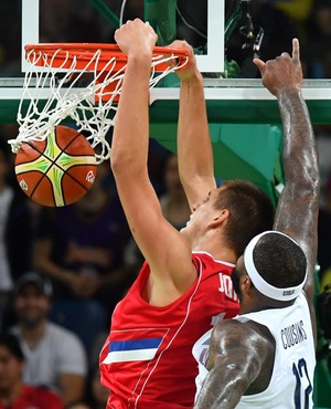  Nikola Jokic DeMarcus Cousins EUA x Sérvia basquete (Foto: Andrej ISAKOVIC / AFP)