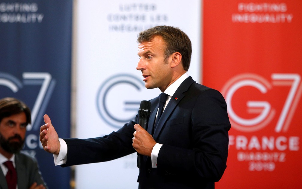 O presidente francÃªs, Emmanuel Macron, fala sobre meio ambiente e igualdade social a empresÃ¡rios na vÃ©spera da abertura do G7, em Paris, na sexta-feira (23) â?? Foto: Michel Spingler/Pool via Reuters