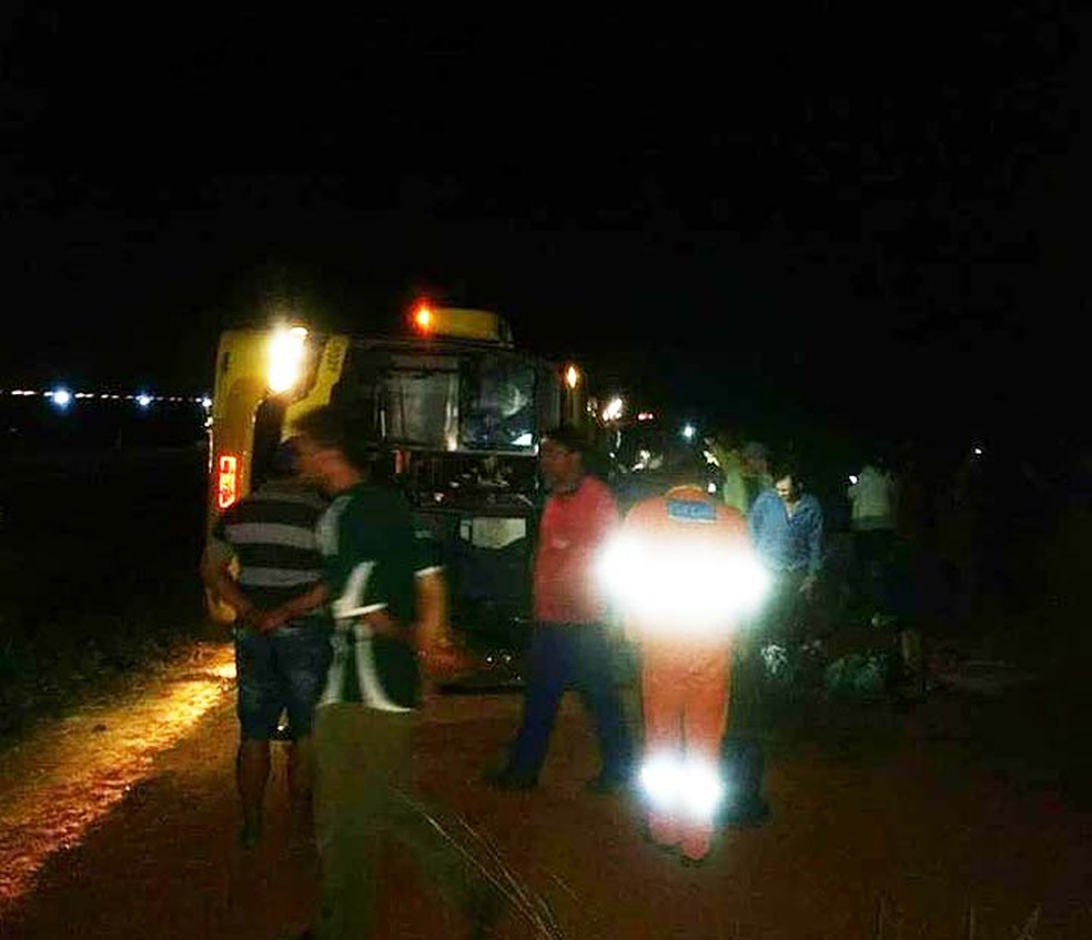Idosa morreu após ônibus tombar no sudoeste da Bahia (Foto: Blog Marcos Frahm )