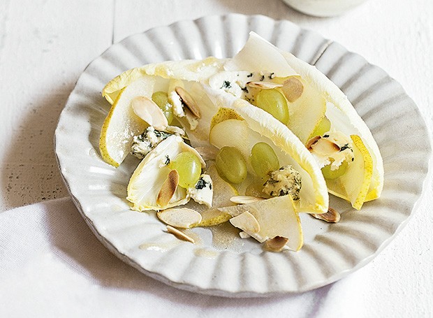 Salada de endívias, peras, uvas e gorgonzola (Foto: Elisa Correa/Editora Globo)