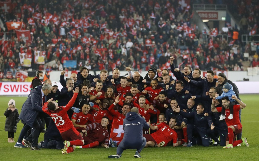 Jogadores da seleção da Suíça comemoram a classificação para a Copa do Mundo de 2022 — Foto: REUTERS/Arnd Wiegmann