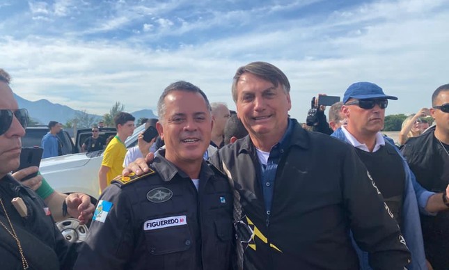 Secretário da Polícia Miliar do Rio de Janeiro, o coronel Rogério Figueredo posa com o presidente Jair Bolsonaro 