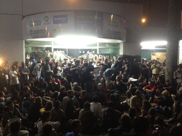 Estudantes fizeram uma assembleia pra definir rumo da manifestação (Foto: Cristiano Anunciação/G1)