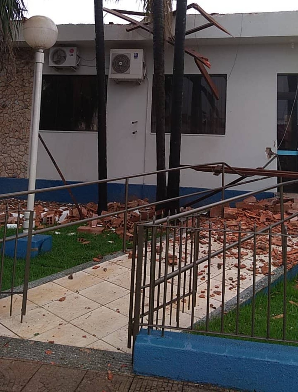 Temporal destelhou a Câmara Municipal de Martinópolis — Foto: Thálita Agante/Cedida
