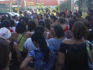 Merendeiras protestaram por causa da falta de pagamentos em Guarujá (Foto: Paulo Passos / Divulgação)