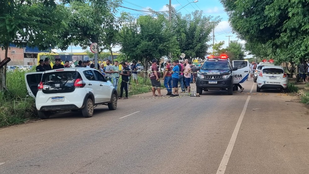 Motorista estava dentro de carro quando suspeitos chegaram e atiraram — Foto: Armando Júnior/Rede Amazônica