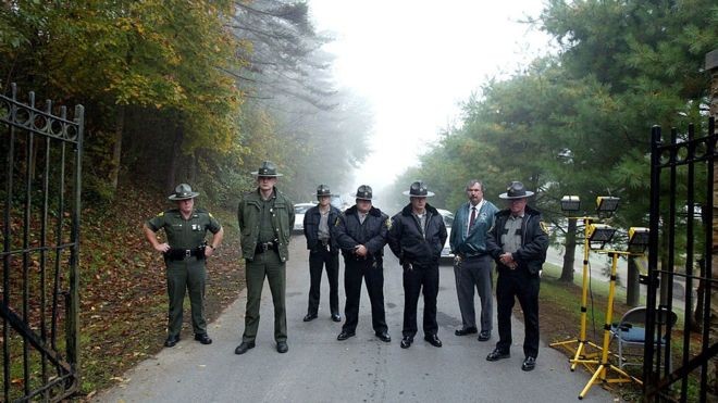 Agentes na entrada do Campo Prisional de Alderson, onde Martha Stewart se entregou em outubro de 2004 (Foto: Getty Images)