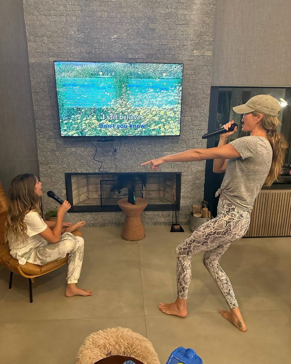 Gisele Bünchen se diverte em karaokê na casa da família — Foto: Reprodução/Instagram
