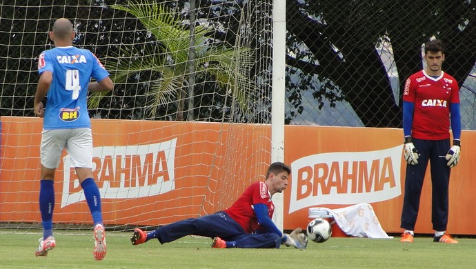 Arrascaeta é a novidade em treino  de finalizações na Toca da Raposa II