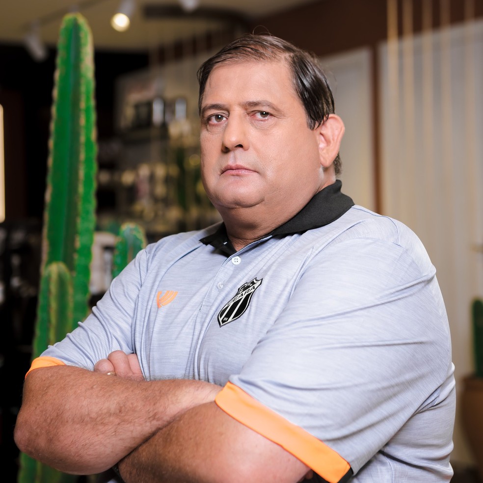 Guto Ferreira apresenta nova camisa do Ceará — Foto: Divulgação