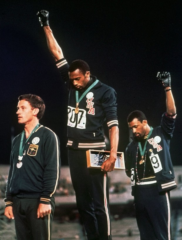 Tommie Smith e John Carlos ergueram o punho no pódio olímpico (Foto: AP)