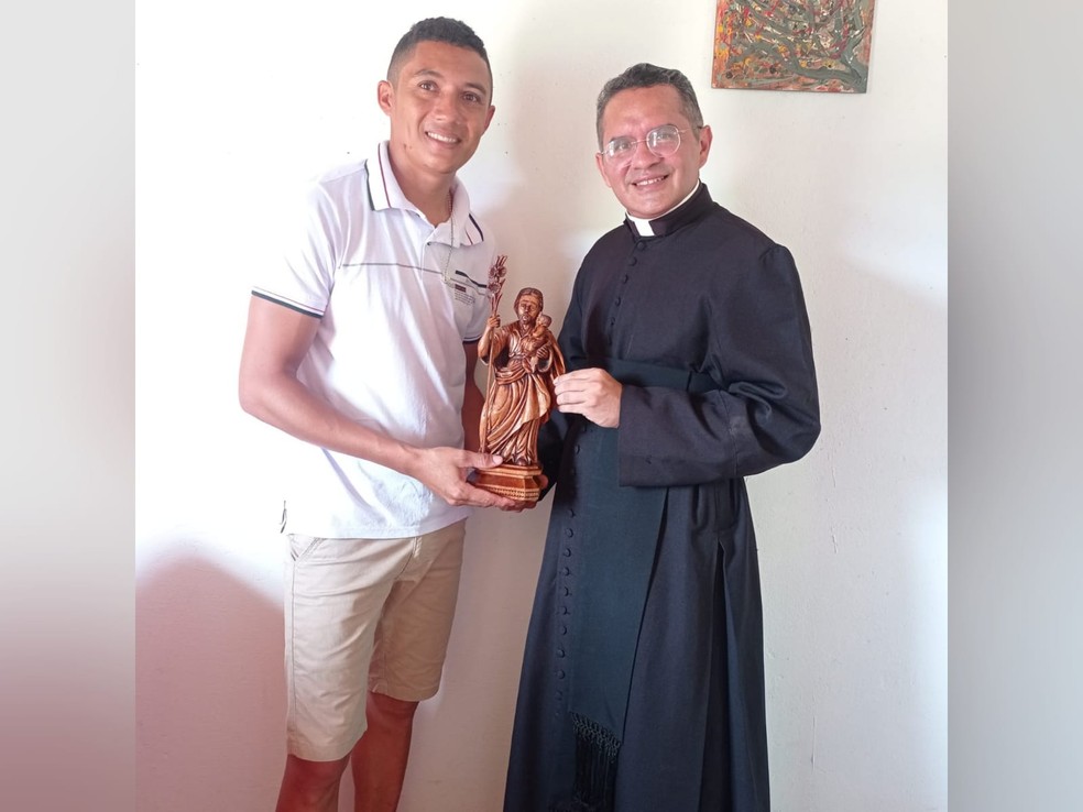 Glailton da Silva (à esquerda) entregou a escultura ao padre Reginaldo Aragão, da Paróquia Nossa Senhora das Dores, em Caridade. — Foto: Arquivo pessoal