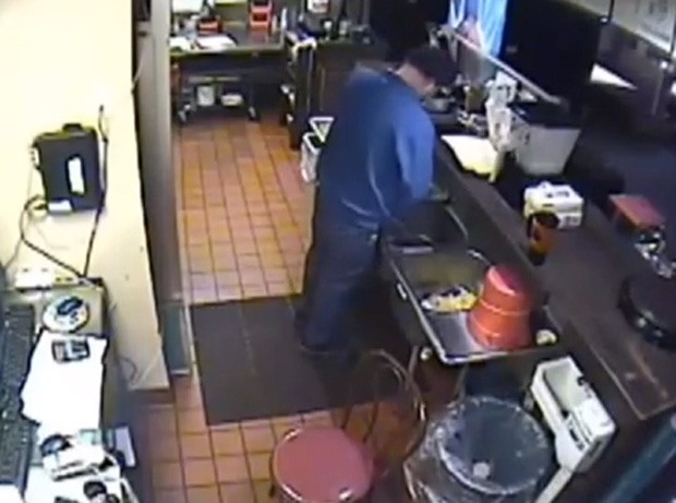 Gerente de pizzaria nos EUA foi flagrados pelas câmeras urinando na pia da cozinha  (Foto: Reprodução/YouTube/N and Media)