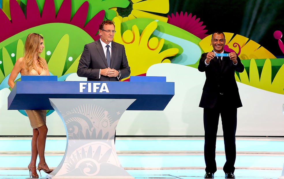 Cafu já havia sido assistente no sorteio dos grupos da Copa do Mundo de 2014 (Foto: Reuters)