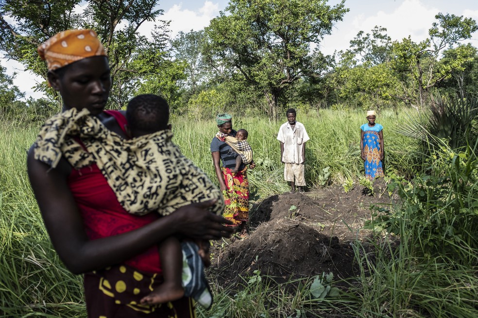 Moçambicanos visitam túmulo de familiares mortos após a passagem do ciclone Idai. Foto tirada em 19 de fevereiro de 2020  — Foto: Miora Rajaonary/Everyday Africa via CICV