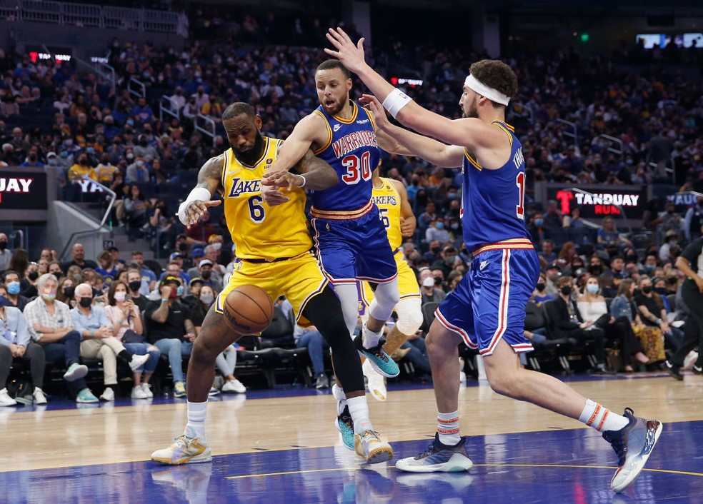 LeBron James disputa bola com Stephen Curry e Klay Thompson — Foto: Lachlan Cunningham/Getty Images