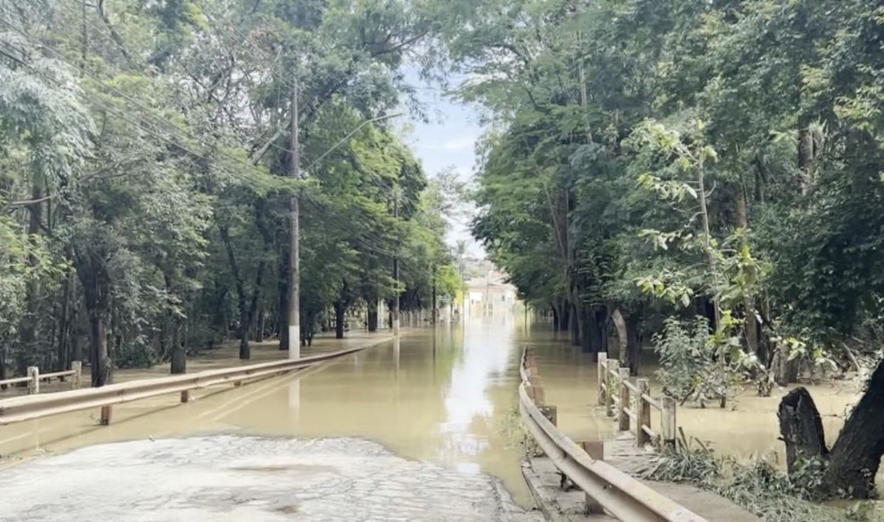 Acesso para cidade de Monte Mor alagado após cheia do Rio Capivari durante temporal — Foto: Johnny Inselsperger/EPTV