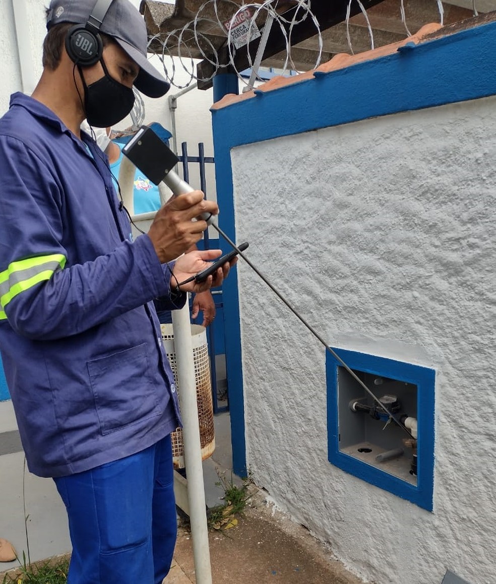 Funcionário tenta detectar vazamentos na rede hídrica — Foto: Divulgação