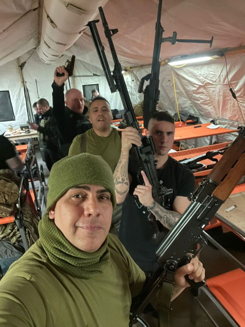 André Hack Bahi (em primeiro plano) ao lado de companheiros de combate em alojamento. Segundo sua família, André está na Ucrânia desde fevereiro deste ano. (Foto: Arquivo pessoal via BBC News)