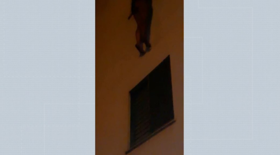 Moradora pulou da janela para escapar de incêndio em apartamento em Sertãozinho (SP) — Foto: Reprodução/EPTV